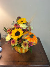 Load image into Gallery viewer, Pumpkin &amp; Sunflowers
